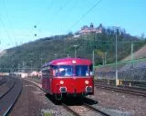 Schienenbus im Bahnhof Linz mit Blick auf Burg Ockenfels